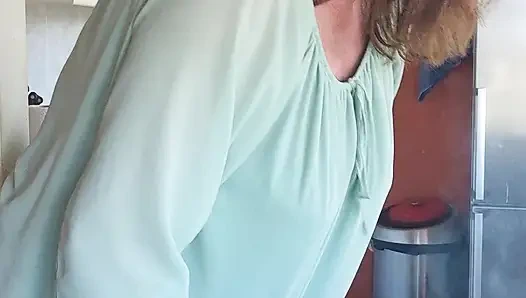 Sigara içerken dildomun tadını çıkarıyorum