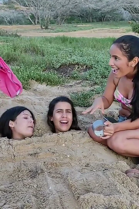 Plaj orospuları tarafından gömüldü!