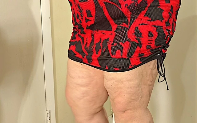 Ateşli olgun güzel orta yaşlı seksi kadın vücudunu gösteriyor