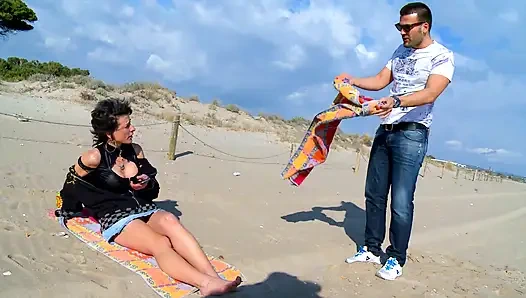 Plaj orospusu ve evde azgın sikiliyor