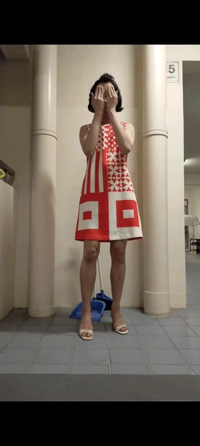 Çıplaktan rastgele giyinen kadına Çinli yeni yıl elbisesi.