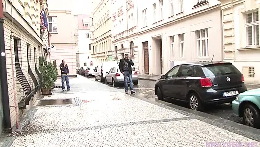 Karımı sikmek mi yoksa yarağımı mı istiyorsun?