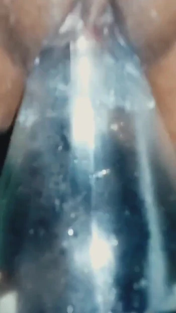 Незабываемый момент из "горячего секс-видео с домохозяйкой дези с большой бутылкой"