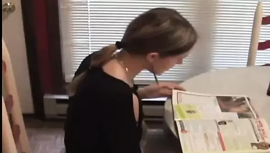 Ben dergimi okurken eteğime bakabilirsin