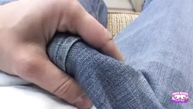 Прихотливый танец получает брюнетку с большой попкой в настроении, чтобы получить вниз