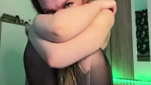 Трахаю пальцами киску крупным планом и вставляю анальный хвост