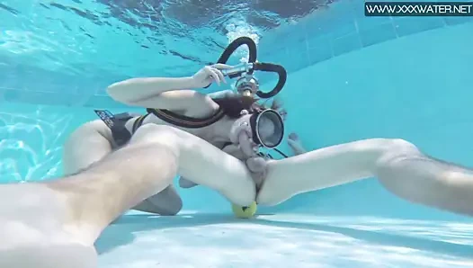 Minnie manga berbat ve sikikleri içinde the havuz