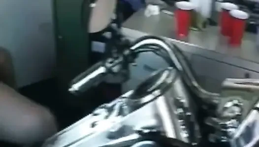 Olgun sarışın orta yaşlı seksi kadın dövmeli büyük zenci yarağı tarafından sikiliyor