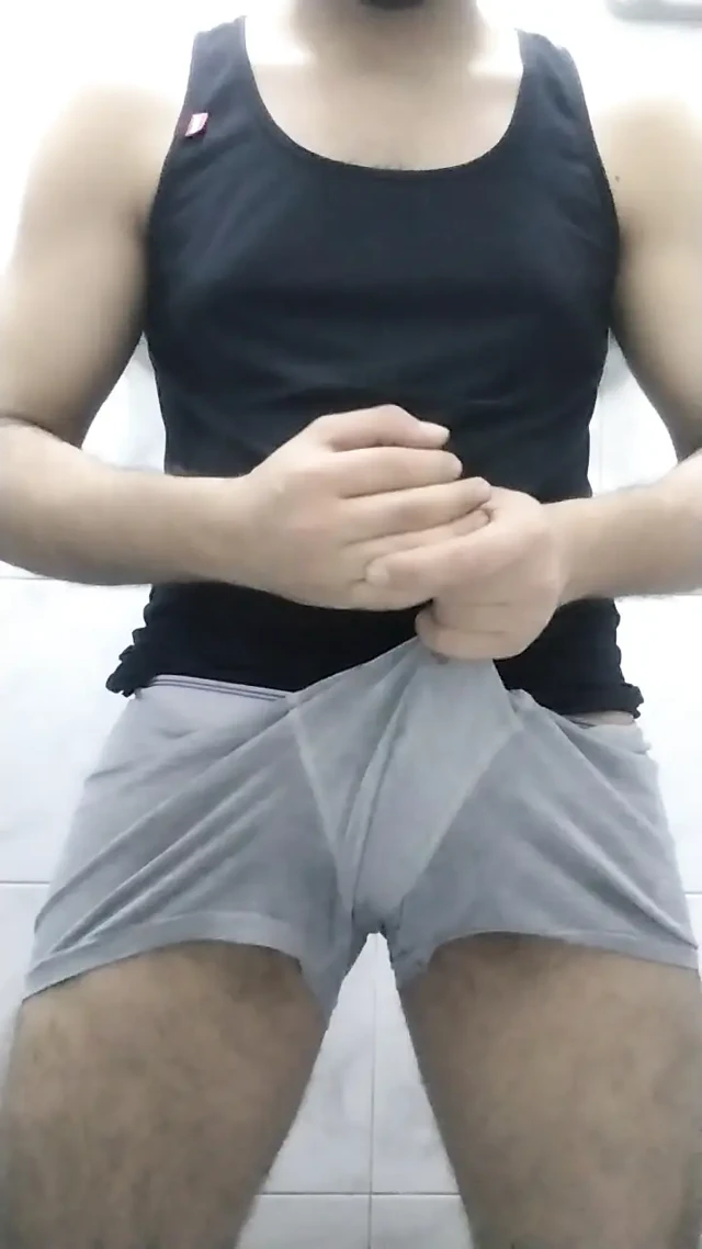 Çok ateşli mısırlı bir adamın penisi çok fazla sperm boşalıyor