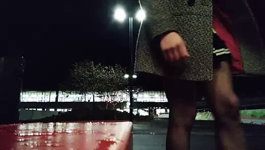 Korkak karoline halka açık ona buttplug gösterir