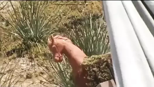 Sarışın floozie, koyu saçlı co-ed amının derin anal penetrasyonunun ardından hiçbir damla dölün boşa harcanmaması gerektiğine karar verdi