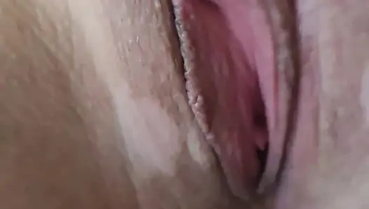 Orta yaşlı seksi kadın dölünü içine soksun diye ger amcığını genişçe açıyor