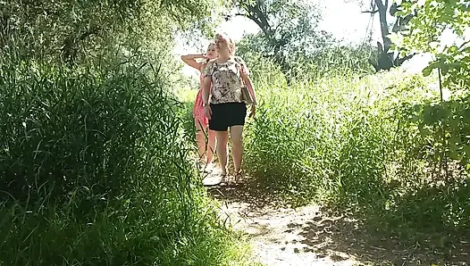 İki kadın kız ve olgun orta yaşlı seksi kadın herkesin içinde yol kenarında işeyen kırmızı külot çıkardı açık havada çiş lezbiyenler öpüşüyor