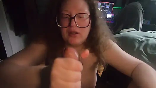 Inocente gordita nerd con gafas le ruega que se corra en su boca y siga chupando
