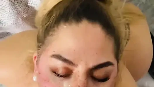 Azgın bir şekilde uyandım ve erkek arkadaşımın yarağını emdim ve sonra bana lezzetli bir sikiş yaptı