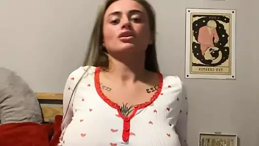 Tombul azgın emo öğrencisi her zaman yem için biraz sürtük.