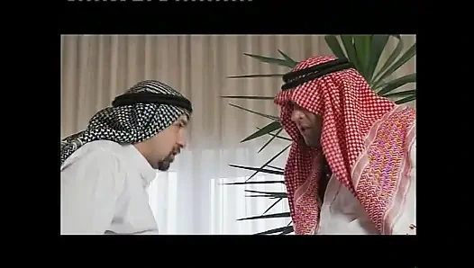 İç çamaşırlı harika orta yaşlı seksi kadın büyük yaraklı iki şeyh tarafından sikiliyor ve göğüslerine boşalıyor