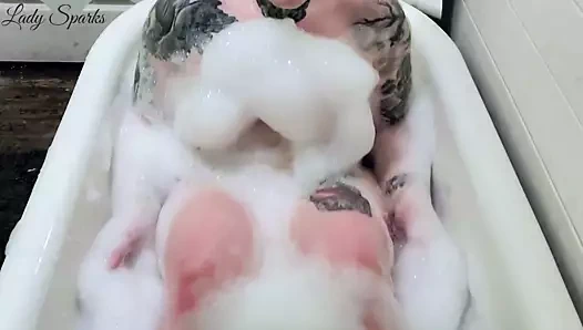 tombul sürtük küvette KEDİ losyonları