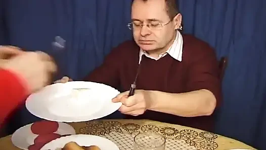 Fransız nine yemekte yarak emiyor