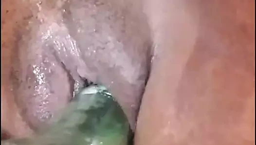 Üvey babam şortumu ve büyük göğüslerimi gösteren ve bana mastürbasyon yapan bir video istiyor