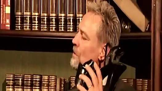 Doğal saçlı sarışın Alman genç erkek avcısı nostaljik sahnede anal seks yapıyor