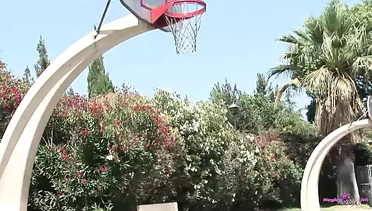 Ciddi bir basketbol maçından sonra bu zenci çift çok sert sikişiyor ve birlikte boşalıyor