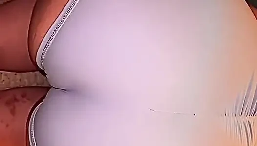 Ateşli yoga şortlu mükemmel deve frikiği yarağımı ona sürtüyor