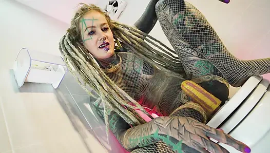 Alternatif dövme modeli solo sidik eylemi