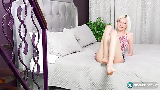 Mia Cheers'ın etli, parmakla doldurulmuş amcığı var