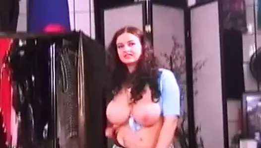 Şaşırtıcı Alman bebek ile dev göğüsler sürtme ona tıraş kedi