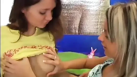 Lezbiyen arkadaşlar salatalık ile oynuyor