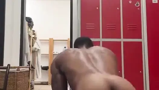 Büyük memeli Basketbol grubu soyunma odasında sikiliyor