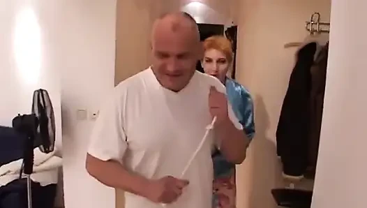 Kısa saçlı kızıl saçlı birçok erkek tarafından yakalanıyor