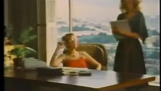 Şanslı adam seksi sarışın ve kızıl saçlıyı sikiyor