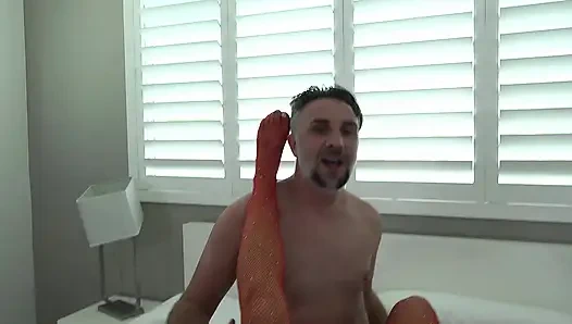 İç çamaşırlı 3 seksi hatun büyük sert yarağı paylaşıyor ve boşalıyor