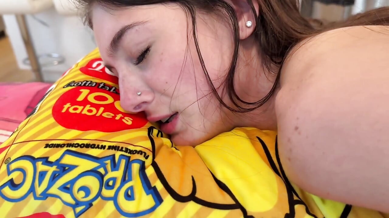 Sophie Tyler sıkı göt deliğini genişletiyor ve ilk kez sikiliyor