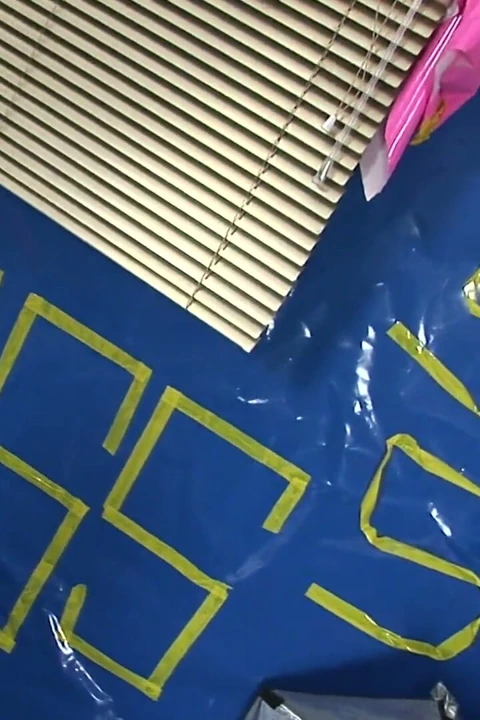 Büyük götünü sikiyor ve sonra her yerine işiyor
