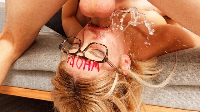 Сексуальную шлюху экстремально толстый хуй трахнули в рот