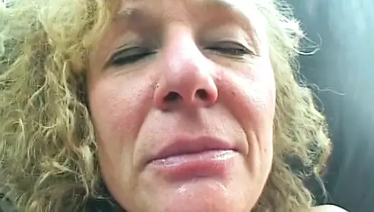 Dövmeli olgun Alman fahişe sert yarakla sikişiyor