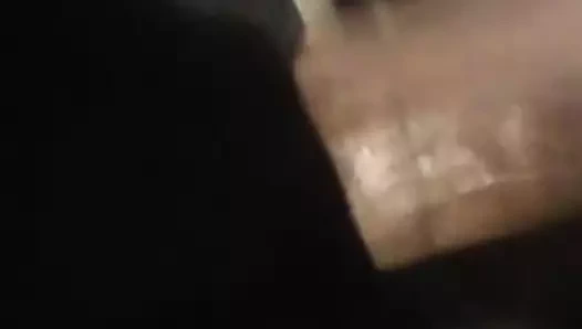 Bacaklarının arasına uzaylısından korkuyor uzaylıpoker