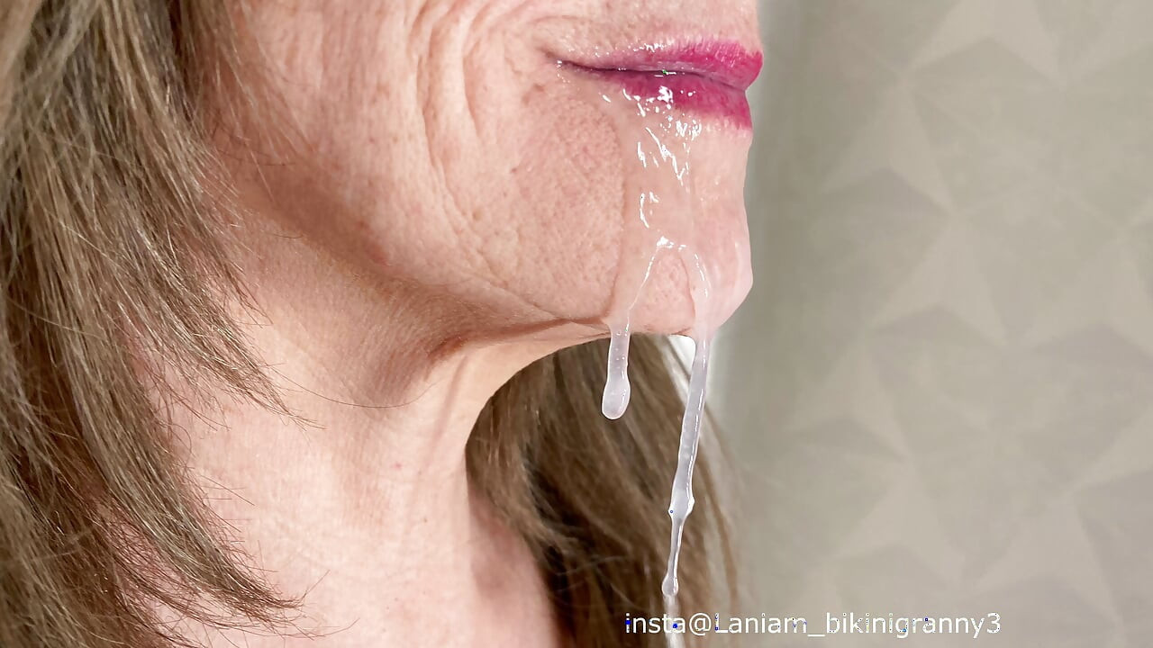 Sarkık memeli nine aşırı gırtlağına kadar alıyor ve sperm yutuyor