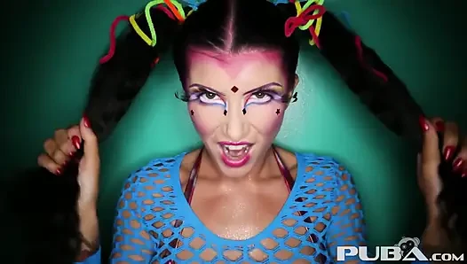 Romi Rain şişman bir yarağı emiyor