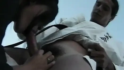 Şehvetli esmer hatun sahilde hunk'un aletine biniyor
