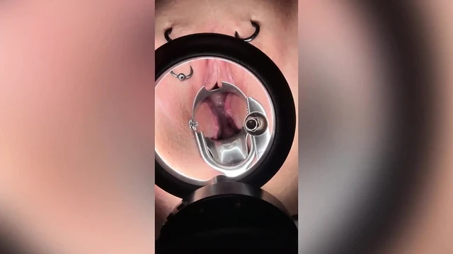 Рабыня S играет со своей шейкой матки