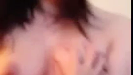 Utangaç Asyalı kız biniyor