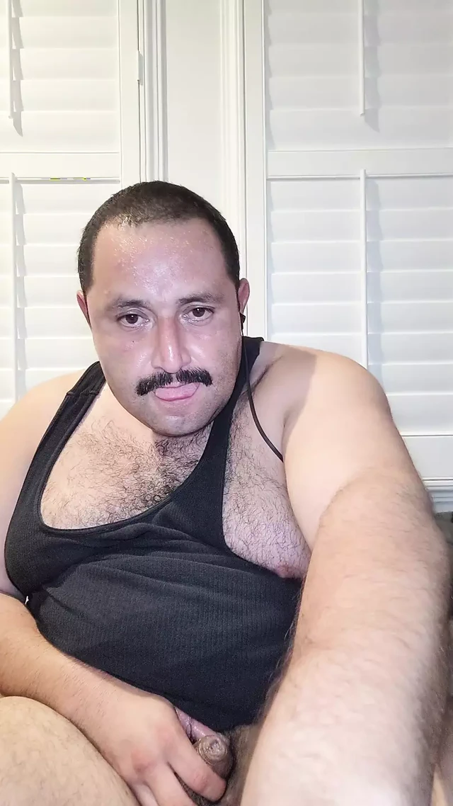 Azgın latin sünnetsiz yarağı okşuyor