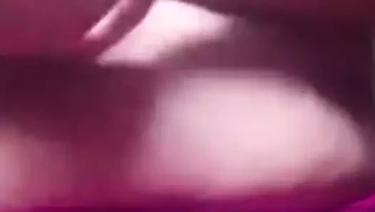 Hintli kızın göğüslerini okşuyor