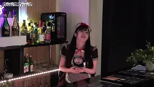 Konsept kafe müdürü röportajı, utangaç güzellik arzu olmadığını iddia ediyor ama hızlı bir şekilde yumuşıyor