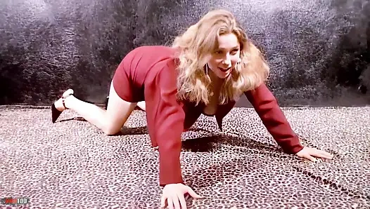 Calia-b: büyük memeli ateşli genç sarışın calia b garajda striptiz yapıyor