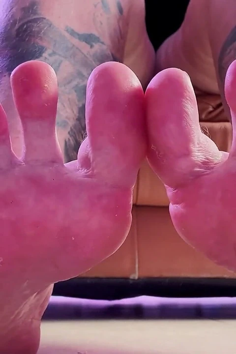 Seksi tabanlarım ve ayak parmaklarım ile seni azdırıyor